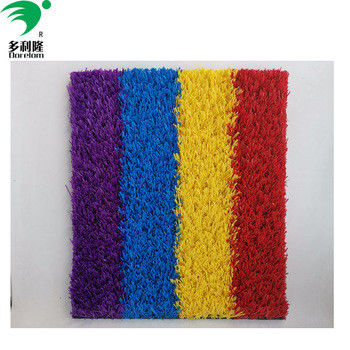 العشب الاصطناعي الملون باللون الأحمر الأصفر الأرجواني الأزرق والأزرق مع كثافة 16800