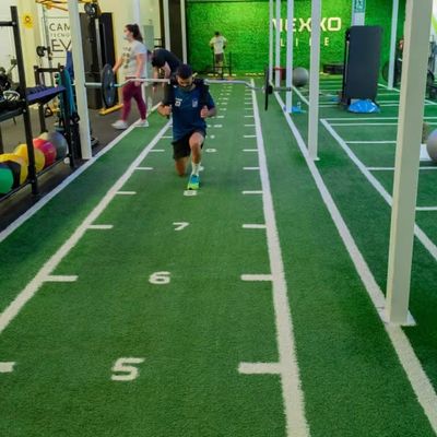 طلاء SPU متين تدريب اللياقة البدنية صالة الألعاب الرياضية السجادة الاصطناعية للصالة الرياضية أرضية سكة حديدية