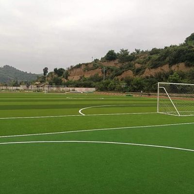 15000 غرز / مربع متر كثافة ملعب كرة القدم العشب الاصطناعي مصمم للاعبين كرة القدم